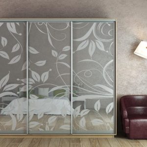 ШК-ХМ-2400 тридверна шафа-купе з художнім матуванням на дзеркалі від Гарант НВ