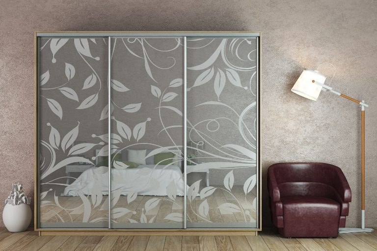 ШК-ХМ-2400 тридверна шафа-купе з художнім матуванням на дзеркалі від Гарант НВ