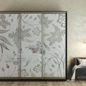 ШК-ХМ-220 тридверна шафа-купе з художнім матуванням на дзеркалі від Гарант НВ