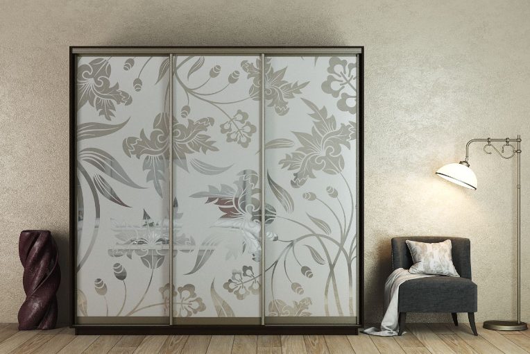 ШК-ХМ-220 тридверна шафа-купе з художнім матуванням на дзеркалі від Гарант НВ